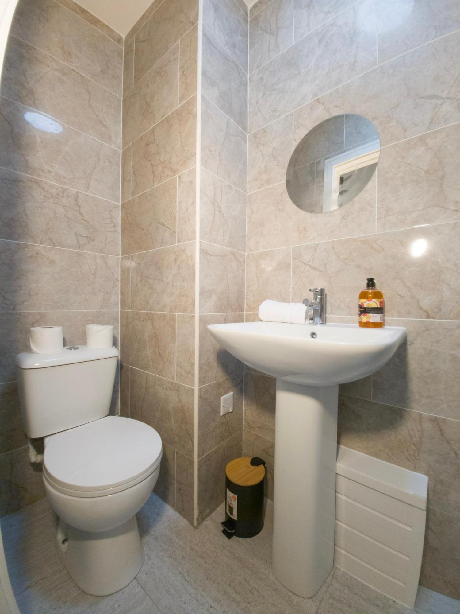 Plenty Of Parking Available; 3 Bedroom Apartment By Property Promise カーディフ エクステリア 写真