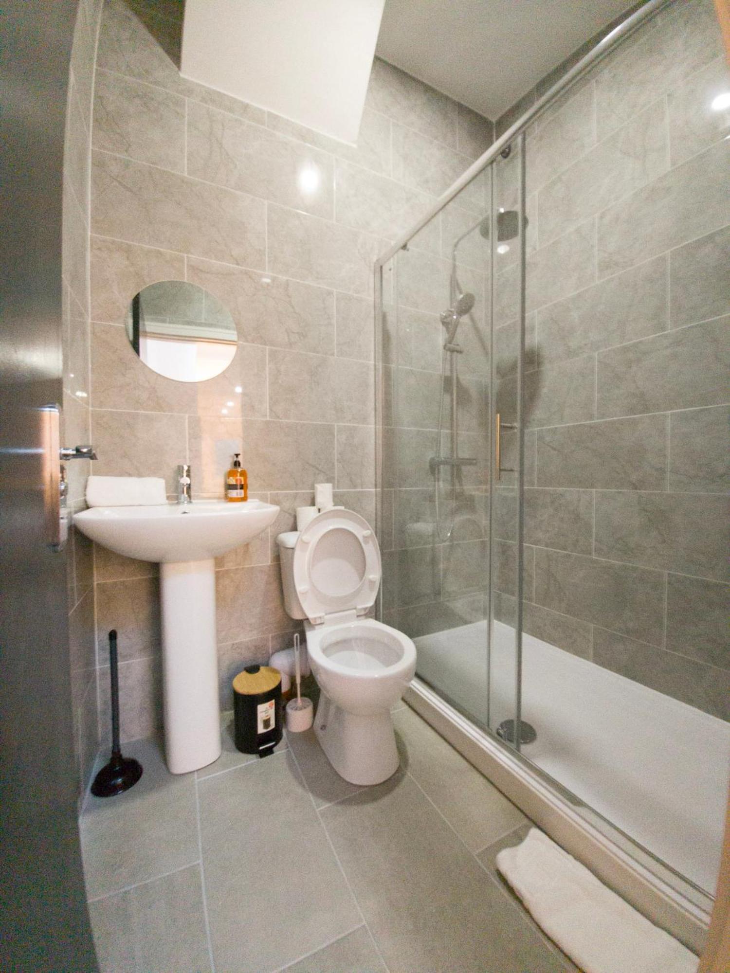 Plenty Of Parking Available; 3 Bedroom Apartment By Property Promise カーディフ エクステリア 写真