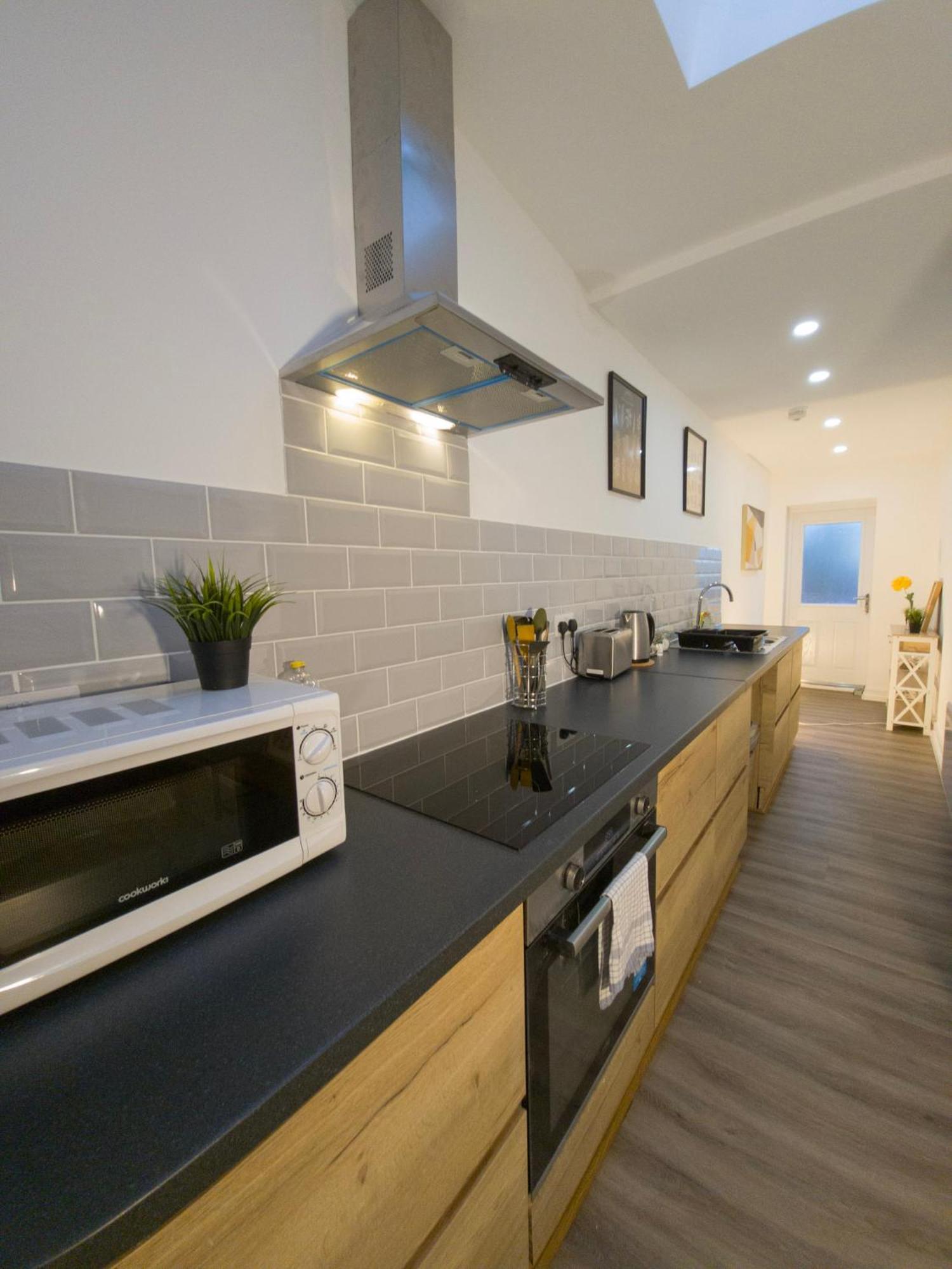 Plenty Of Parking Available; 3 Bedroom Apartment By Property Promise カーディフ エクステリア 写真