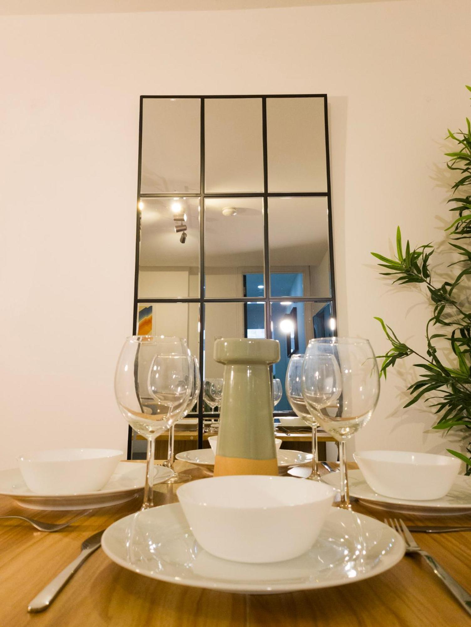 Plenty Of Parking Available; 3 Bedroom Apartment By Property Promise カーディフ エクステリア 写真