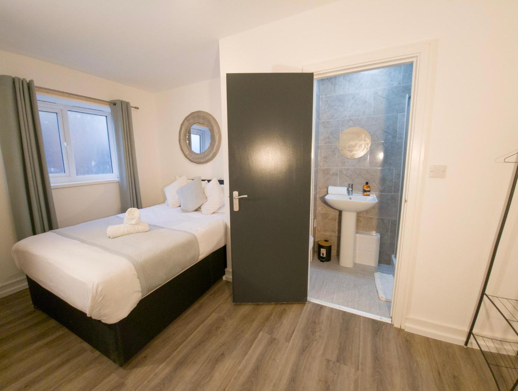 Plenty Of Parking Available; 3 Bedroom Apartment By Property Promise カーディフ エクステリア 写真