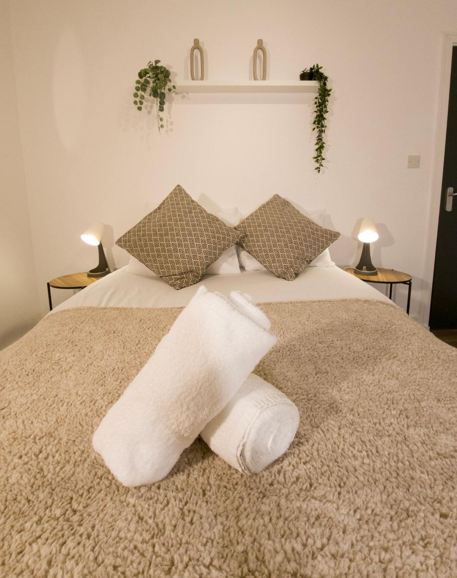 Plenty Of Parking Available; 3 Bedroom Apartment By Property Promise カーディフ エクステリア 写真