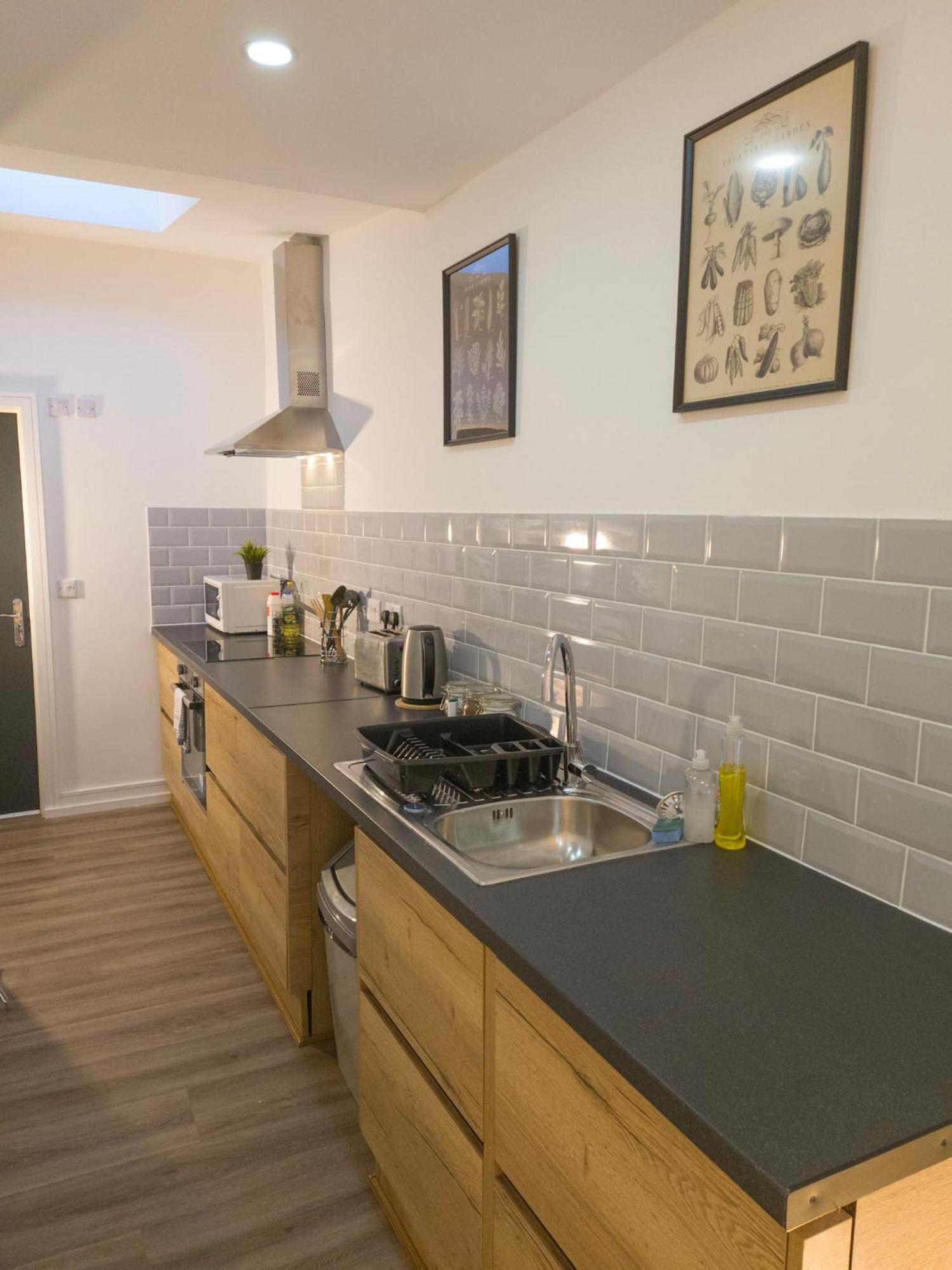 Plenty Of Parking Available; 3 Bedroom Apartment By Property Promise カーディフ エクステリア 写真