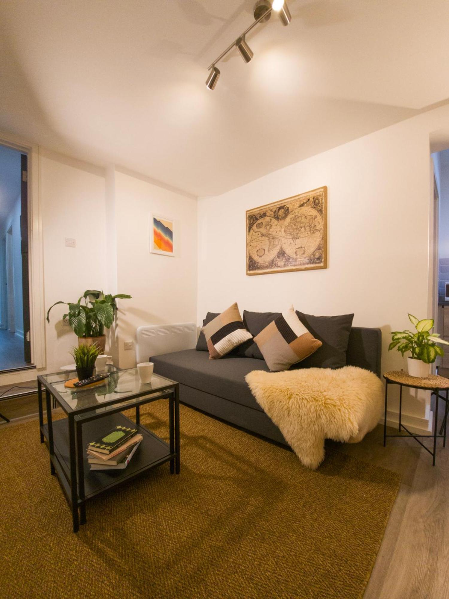 Plenty Of Parking Available; 3 Bedroom Apartment By Property Promise カーディフ エクステリア 写真