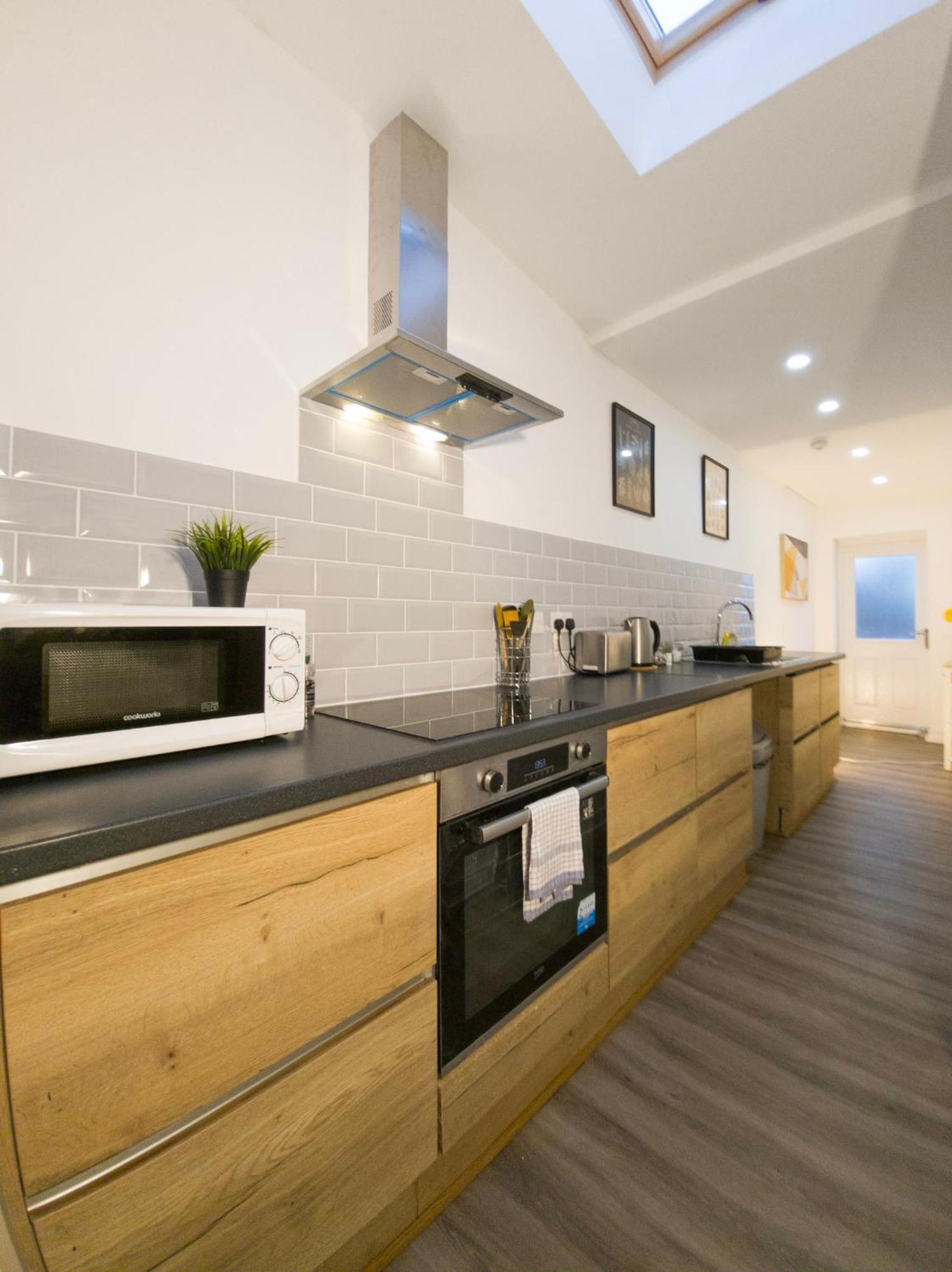Plenty Of Parking Available; 3 Bedroom Apartment By Property Promise カーディフ エクステリア 写真