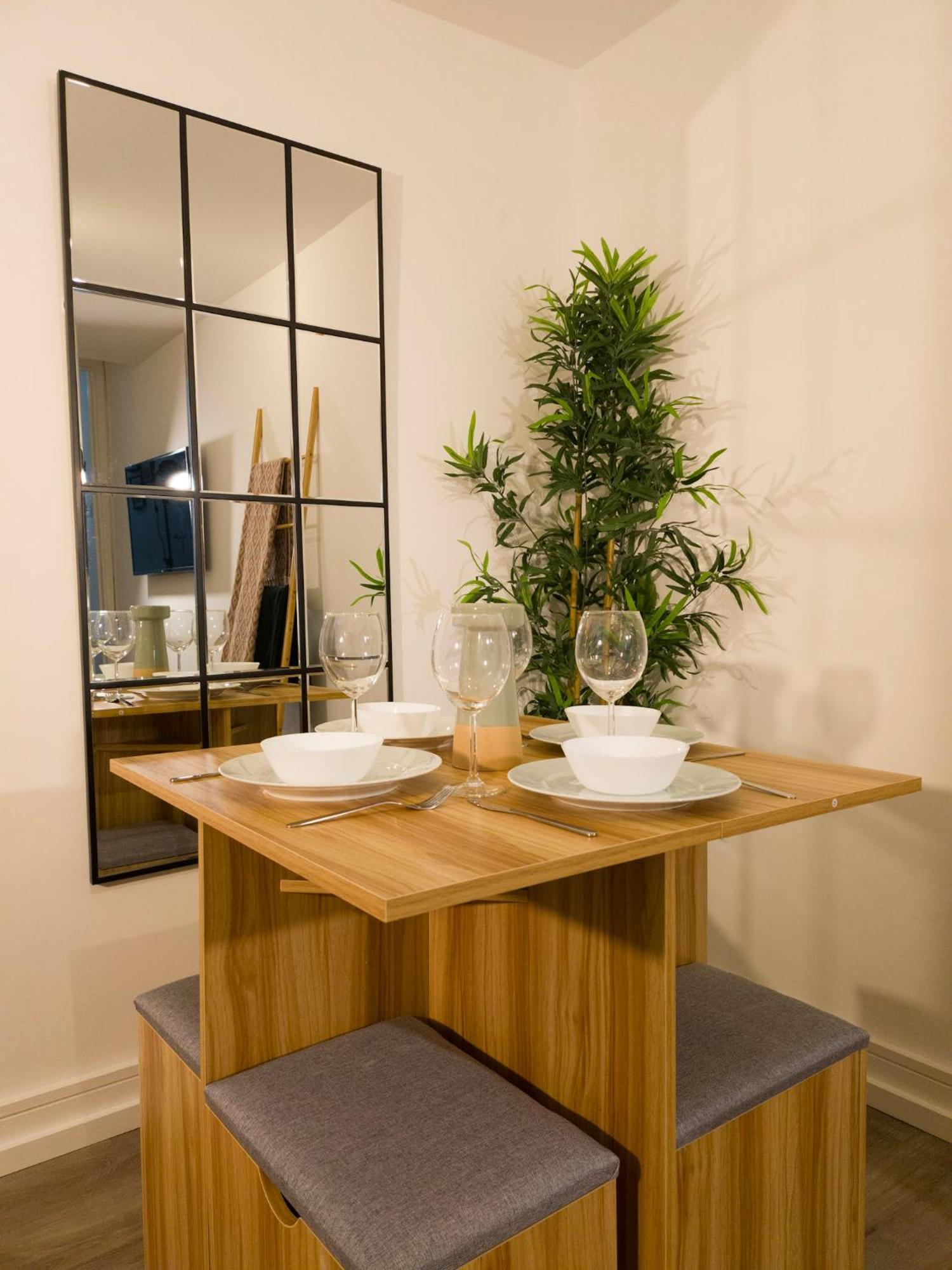 Plenty Of Parking Available; 3 Bedroom Apartment By Property Promise カーディフ エクステリア 写真