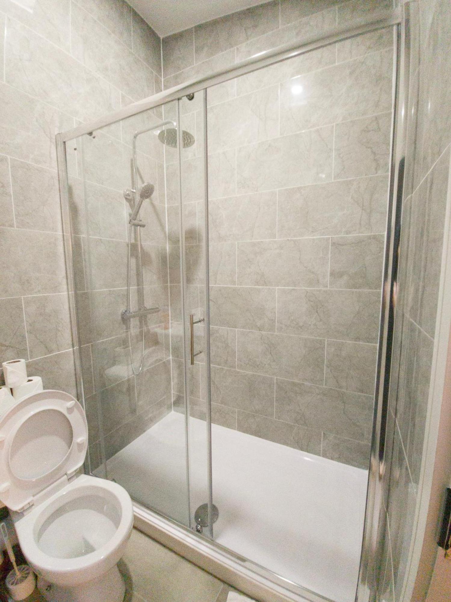 Plenty Of Parking Available; 3 Bedroom Apartment By Property Promise カーディフ エクステリア 写真