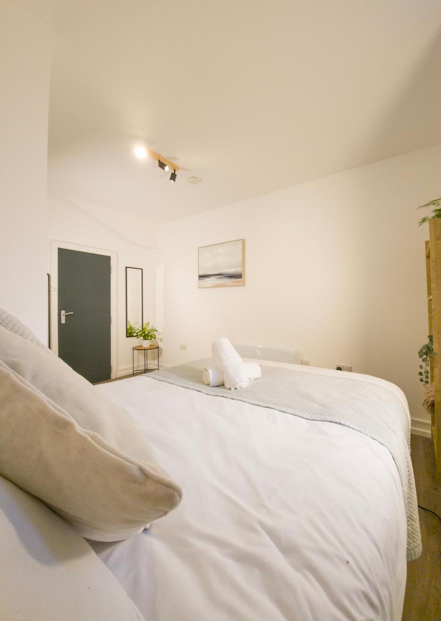 Plenty Of Parking Available; 3 Bedroom Apartment By Property Promise カーディフ エクステリア 写真
