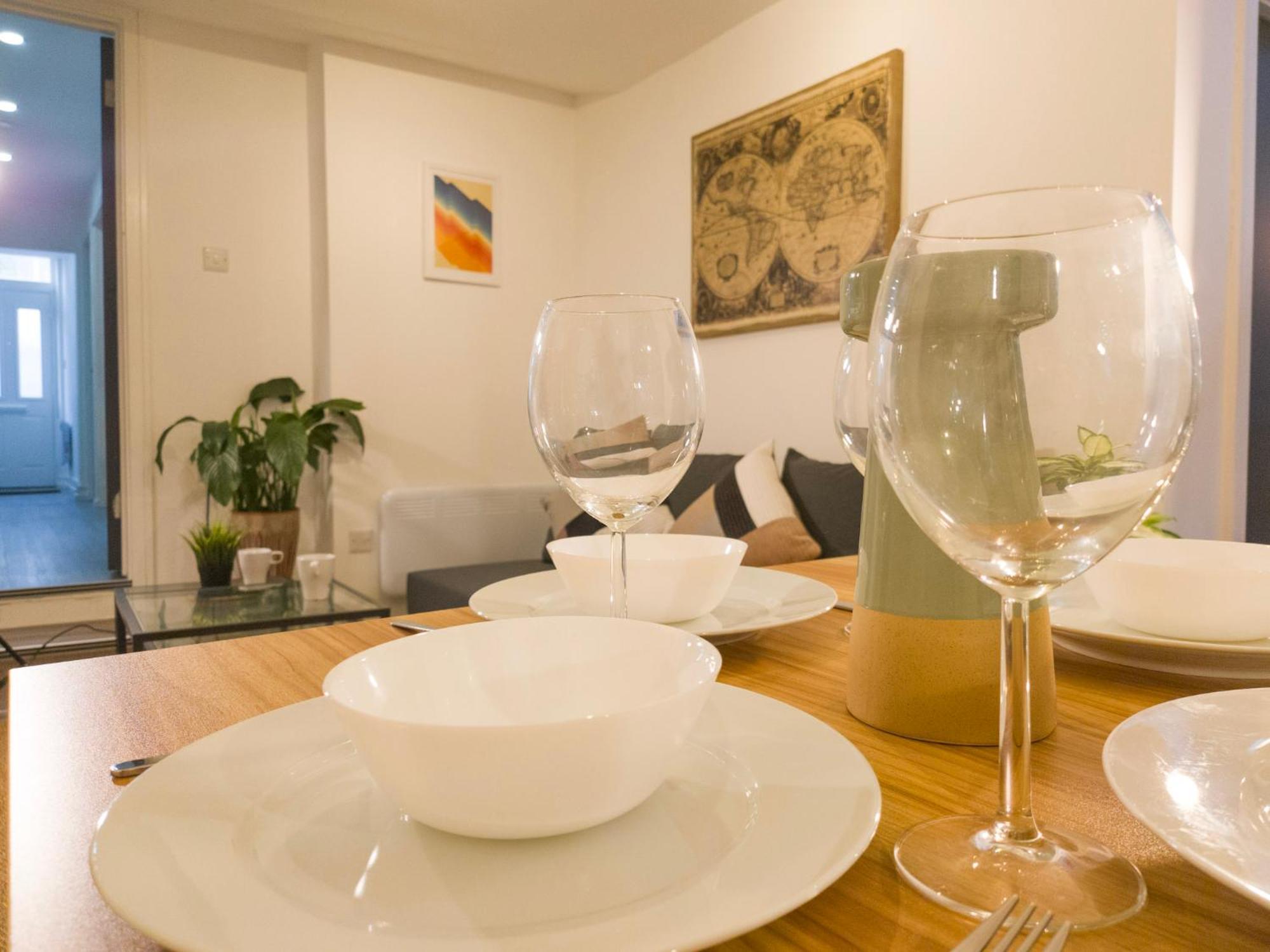 Plenty Of Parking Available; 3 Bedroom Apartment By Property Promise カーディフ エクステリア 写真