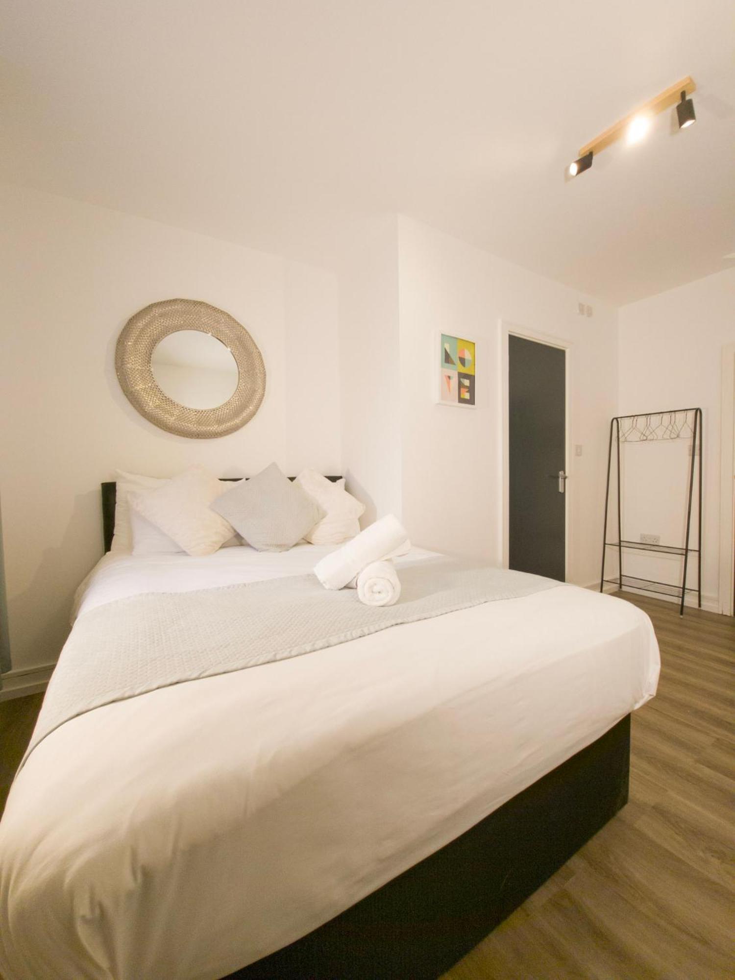 Plenty Of Parking Available; 3 Bedroom Apartment By Property Promise カーディフ エクステリア 写真