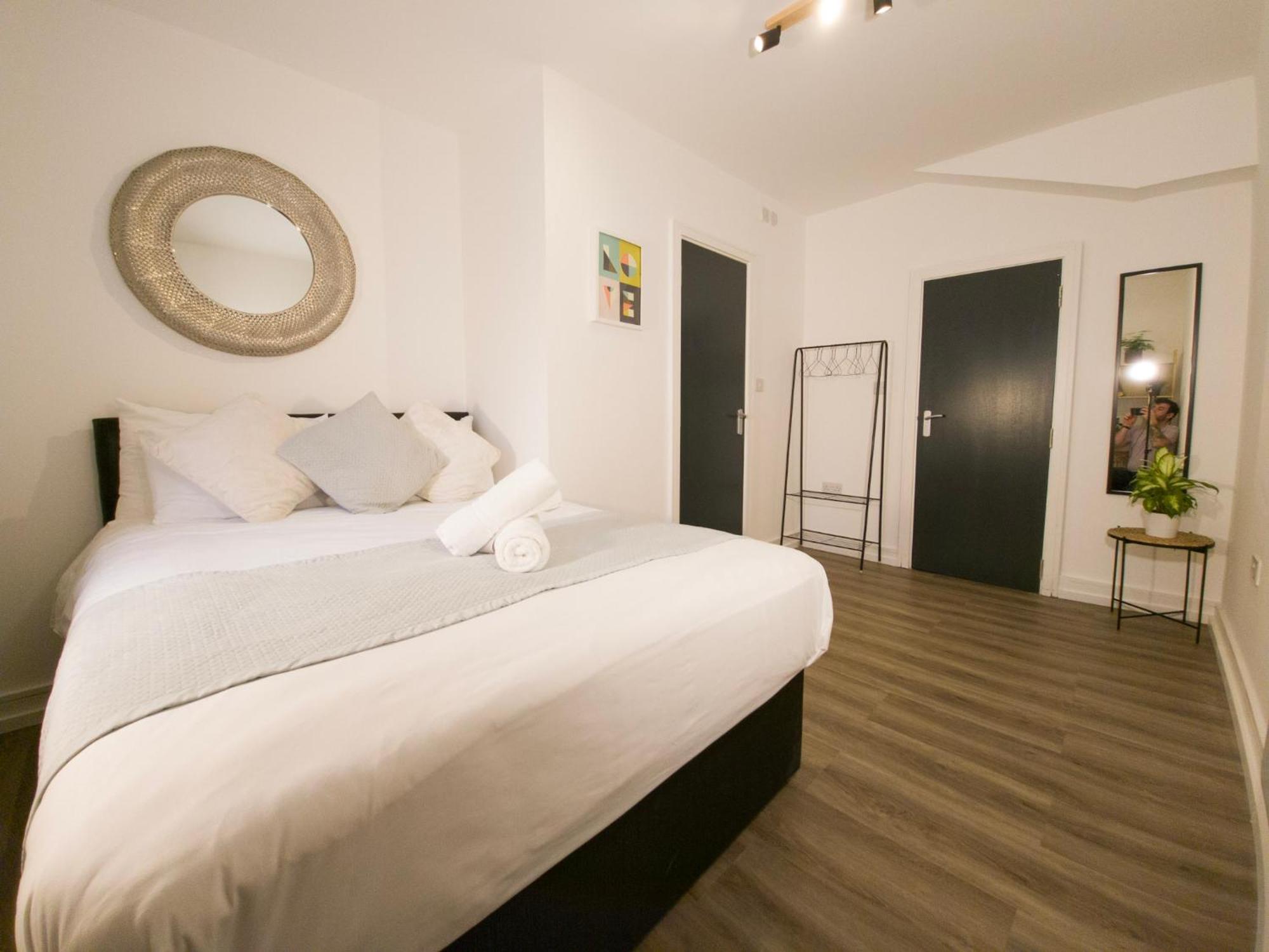 Plenty Of Parking Available; 3 Bedroom Apartment By Property Promise カーディフ エクステリア 写真