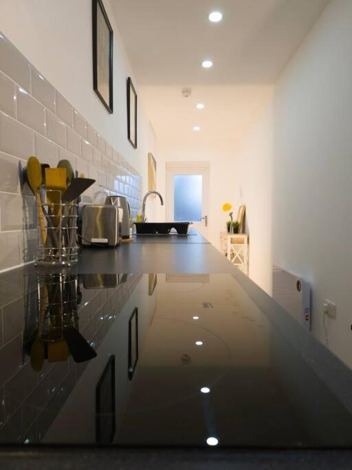 Plenty Of Parking Available; 3 Bedroom Apartment By Property Promise カーディフ エクステリア 写真